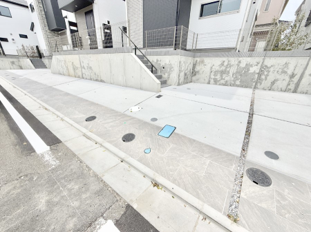  �O�ρ�����ɂ��钓�ԃX�y�[�X�Ȃ̂ň��S�ł���