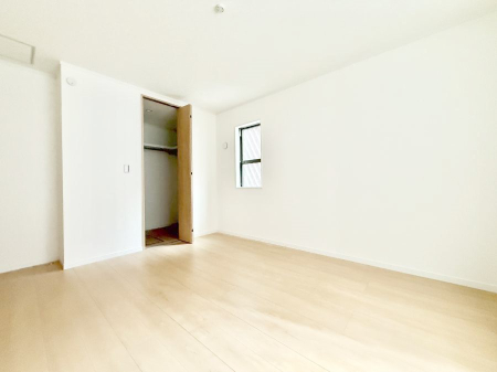 �Q�� �������V���v���ȋ�ԂŁA���[�t���x�b�h��f�X�N�ȂǁA���@�\�ȉƋ�����p���₷���ł�