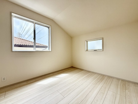 �Q�� �������V���v���ȋ�ԂŁA���[�t���x�b�h��f�X�N�ȂǁA���@�\�ȉƋ�����p���₷���ł�