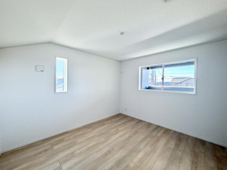 �Q�� �������V���v���ȋ�ԂŁA���[�t���x�b�h��f�X�N�ȂǁA���@�\�ȉƋ�����p���₷���ł�