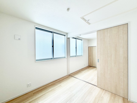 �Q�� �������V���v���ȋ�ԂŁA���[�t���x�b�h��f�X�N�ȂǁA���@�\�ȉƋ�����p���₷���ł�