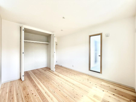 �Q�� �������V���v���ȋ�ԂŁA���[�t���x�b�h��f�X�N�ȂǁA���@�\�ȉƋ�����p���₷���ł�