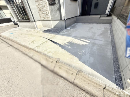  �O�ρ�����ɂ��钓�ԃX�y�[�X�Ȃ̂ň��S�ł���