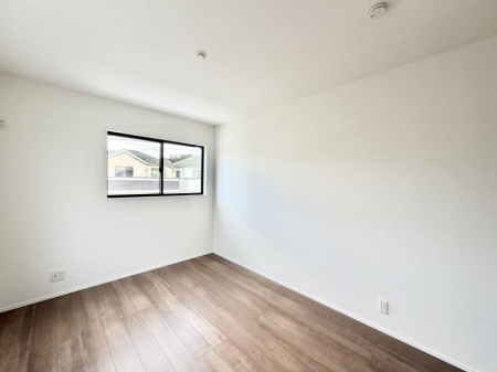 �Q�� �������V���v���ȋ�ԂŁA���[�t���x�b�h��f�X�N�ȂǁA���@�\�ȉƋ�����p���₷���ł�