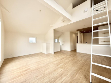 ���r���O ���������S�n�̂����A���z�̃��r���O