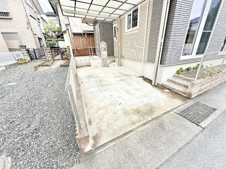  �O�ρ�����ɂ��钓�ԃX�y�[�X�Ȃ̂ň��S�ł���