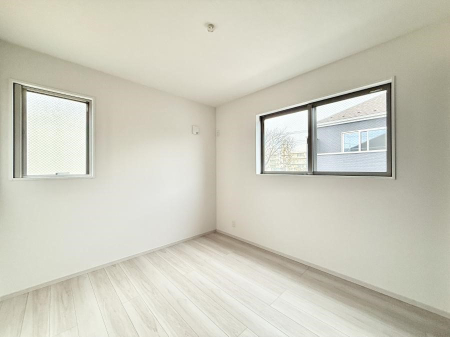 �Q�� �������V���v���ȋ�ԂŁA���[�t���x�b�h��f�X�N�ȂǁA���@�\�ȉƋ�����p���₷���ł�