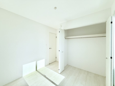 �Q�� �������V���v���ȋ�ԂŁA���[�t���x�b�h��f�X�N�ȂǁA���@�\�ȉƋ�����p���₷���ł�