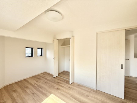 �Q�� �������V���v���ȋ�ԂŁA���[�t���x�b�h��f�X�N�ȂǁA���@�\�ȉƋ�����p���₷���ł�