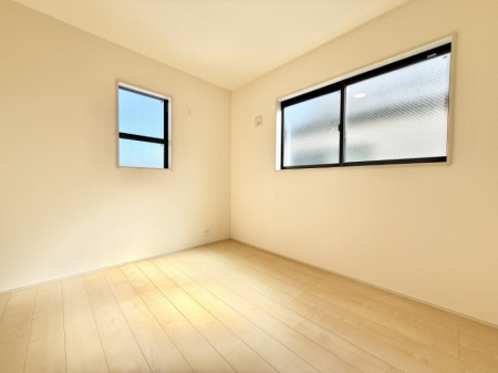 �Q�� �������V���v���ȋ�ԂŁA���[�t���x�b�h��f�X�N�ȂǁA���@�\�ȉƋ�����p���₷���ł�