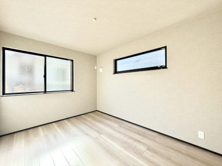 �Q�� �������V���v���ȋ�ԂŁA���[�t���x�b�h��f�X�N�ȂǁA���@�\�ȉƋ�����p���₷���ł�