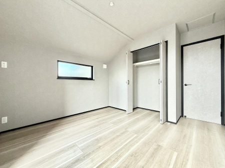 �Q�� �������V���v���ȋ�ԂŁA���[�t���x�b�h��f�X�N�ȂǁA���@�\�ȉƋ�����p���₷���ł�