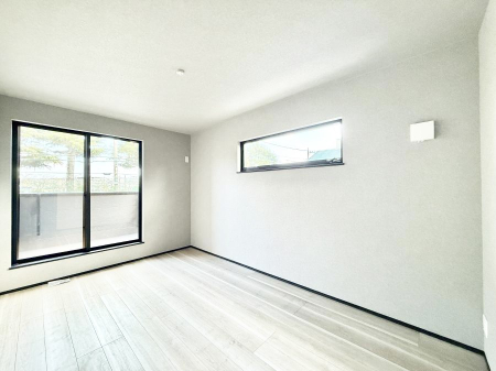 �Q�� �������V���v���ȋ�ԂŁA���[�t���x�b�h��f�X�N�ȂǁA���@�\�ȉƋ�����p���₷���ł�