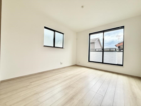 �Q�� �������V���v���ȋ�ԂŁA���[�t���x�b�h��f�X�N�ȂǁA���@�\�ȉƋ�����p���₷���ł�