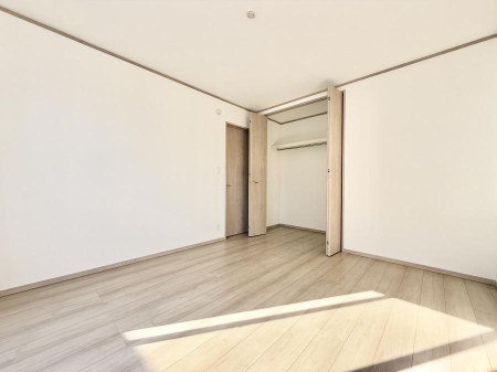 �Q�� �������V���v���ȋ�ԂŁA���[�t���x�b�h��f�X�N�ȂǁA���@�\�ȉƋ�����p���₷���ł�