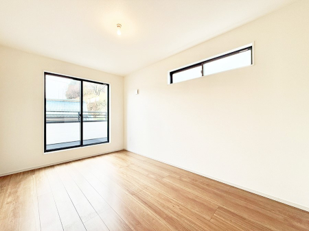 �Q�� �������V���v���ȋ�ԂŁA���[�t���x�b�h��f�X�N�ȂǁA���@�\�ȉƋ�����p���₷���ł�