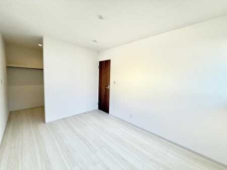 �Q�� �������V���v���ȋ�ԂŁA���[�t���x�b�h��f�X�N�ȂǁA���@�\�ȉƋ�����p���₷���ł�