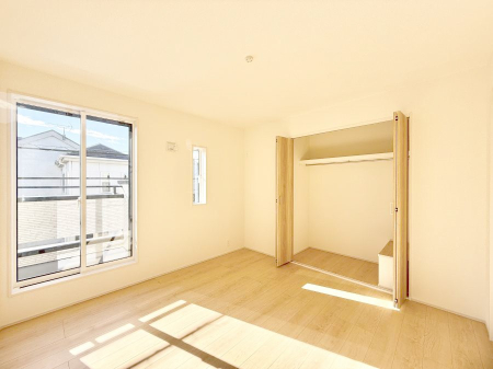 �Q�� �������V���v���ȋ�ԂŁA���[�t���x�b�h��f�X�N�ȂǁA���@�\�ȉƋ�����p���₷���ł�