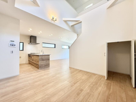 ���r���O ���������S�n�̂����A���z�̃��r���O