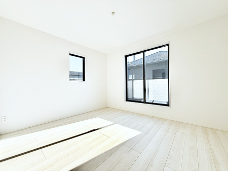 �Q�� �������V���v���ȋ�ԂŁA���[�t���x�b�h��f�X�N�ȂǁA���@�\�ȉƋ�����p���₷���ł�