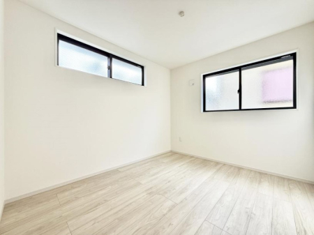 �Q�� �������V���v���ȋ�ԂŁA���[�t���x�b�h��f�X�N�ȂǁA���@�\�ȉƋ�����p���₷���ł�