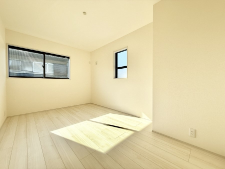 �Q�� �������V���v���ȋ�ԂŁA���[�t���x�b�h��f�X�N�ȂǁA���@�\�ȉƋ�����p���₷���ł�