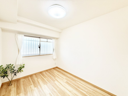 �Q�� �������V���v���ȋ�ԂŁA���[�t���x�b�h��f�X�N�ȂǁA���@�\�ȉƋ�����p���₷���ł�