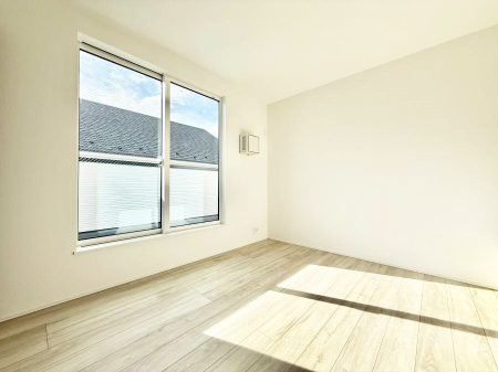 �Q�� �������V���v���ȋ�ԂŁA���[�t���x�b�h��f�X�N�ȂǁA���@�\�ȉƋ�����p���₷���ł�