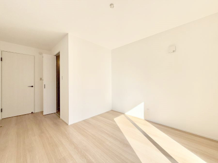 �Q�� �������V���v���ȋ�ԂŁA���[�t���x�b�h��f�X�N�ȂǁA���@�\�ȉƋ�����p���₷���ł�