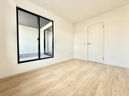 �Q�� �������V���v���ȋ�ԂŁA���[�t���x�b�h��f�X�N�ȂǁA���@�\�ȉƋ�����p���₷���ł�