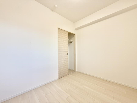 �Q�� �������V���v���ȋ�ԂŁA���[�t���x�b�h��f�X�N�ȂǁA���@�\�ȉƋ�����p���₷���ł�