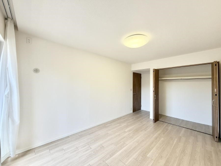 �Q�� �������V���v���ȋ�ԂŁA���[�t���x�b�h��f�X�N�ȂǁA���@�\�ȉƋ�����p���₷���ł�