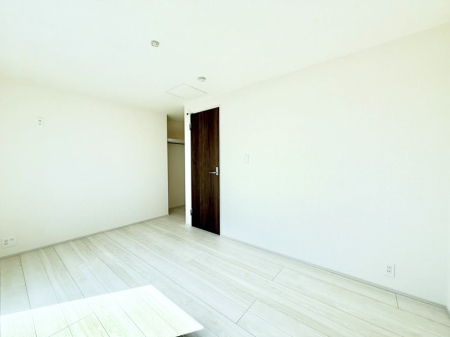 �Q�� �������V���v���ȋ�ԂŁA���[�t���x�b�h��f�X�N�ȂǁA���@�\�ȉƋ�����p���₷���ł�