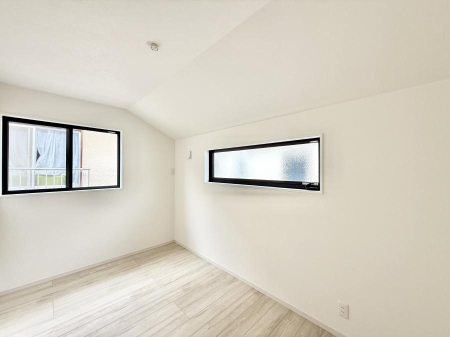 �Q�� �������V���v���ȋ�ԂŁA���[�t���x�b�h��f�X�N�ȂǁA���@�\�ȉƋ�����p���₷���ł�