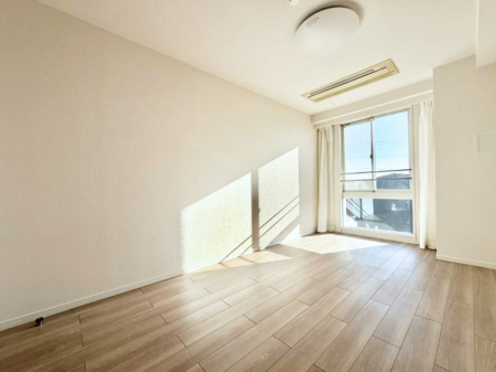 �Q�� �������V���v���ȋ�ԂŁA���[�t���x�b�h��f�X�N�ȂǁA���@�\�ȉƋ�����p���₷���ł�