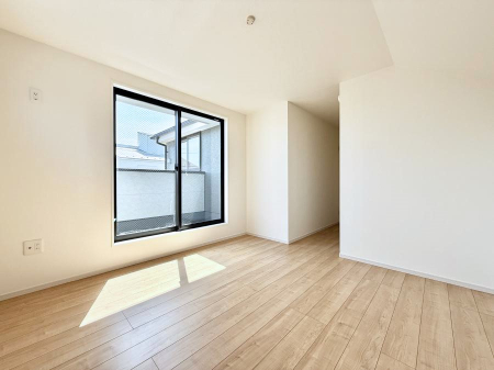 �Q�� �������V���v���ȋ�ԂŁA���[�t���x�b�h��f�X�N�ȂǁA���@�\�ȉƋ�����p���₷���ł�