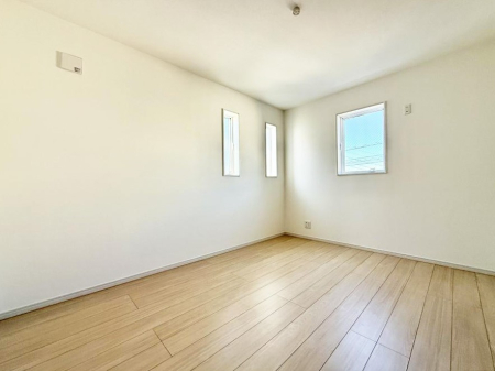 �Q�� ����