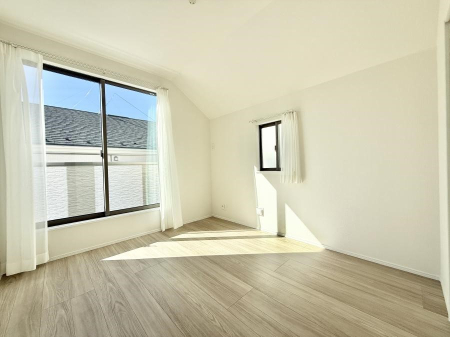 �Q�� �������V���v���ȋ�ԂŁA���[�t���x�b�h��f�X�N�ȂǁA���@�\�ȉƋ�����p���₷���ł�