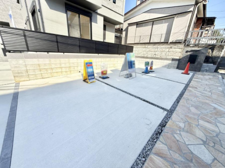  �O�ρ�����ɂ��钓�ԃX�y�[�X�Ȃ̂ň��S�ł���