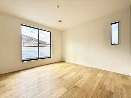 �Q�� �������V���v���ȋ�ԂŁA���[�t���x�b�h��f�X�N�ȂǁA���@�\�ȉƋ�����p���₷���ł�