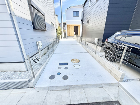  �O�ρ�����ɂ��钓�ԃX�y�[�X�Ȃ̂ň��S�ł���