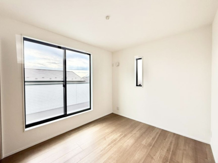 �Q�� �������V���v���ȋ�ԂŁA���[�t���x�b�h��f�X�N�ȂǁA���@�\�ȉƋ�����p���₷���ł�