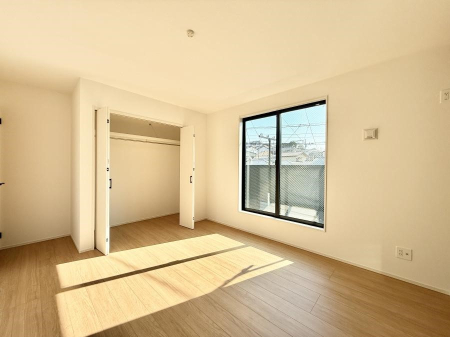 �Q�� �������V���v���ȋ�ԂŁA���[�t���x�b�h��f�X�N�ȂǁA���@�\�ȉƋ�����p���₷���ł�