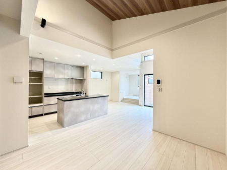 ���r���O ����