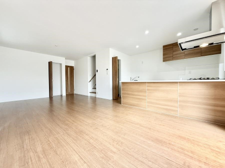 ���̑����� ������19.6���̃��r���O�ɂ͎��[�����I�L�b�`���ɂ͍L�X�p���g���[����