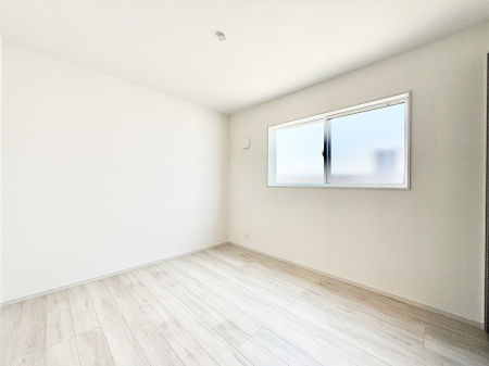 �Q�� �������V���v���ȋ�ԂŁA���[�t���x�b�h��f�X�N�ȂǁA���@�\�ȉƋ�����p���₷���ł�