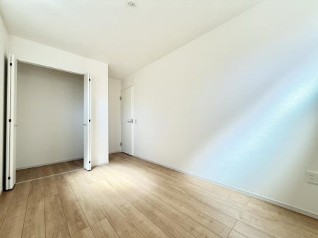 �Q�� �������V���v���ȋ�ԂŁA���[�t���x�b�h��f�X�N�ȂǁA���@�\�ȉƋ�����p���₷���ł�