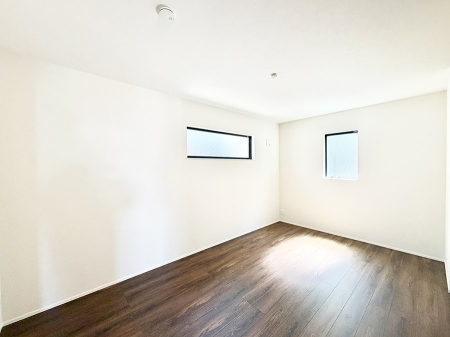 �Q�� �������V���v���ȋ�ԂŁA���[�t���x�b�h��f�X�N�ȂǁA���@�\�ȉƋ�����p���₷���ł�