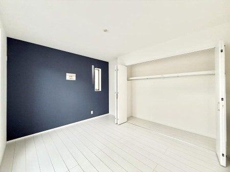 �Q�� �������V���v���ȋ�ԂŁA���[�t���x�b�h��f�X�N�ȂǁA���@�\�ȉƋ�����p���₷���ł�