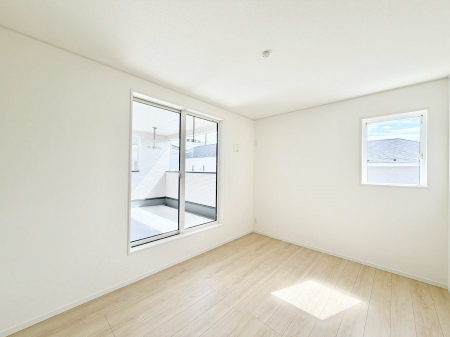 �Q�� �������V���v���ȋ�ԂŁA���[�t���x�b�h��f�X�N�ȂǁA���@�\�ȉƋ�����p���₷���ł�